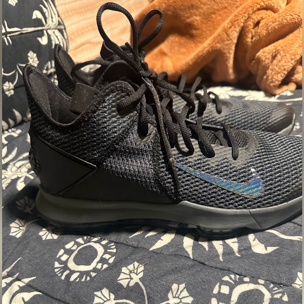 Men’s Nike Lebron Witness 4 size 10.5